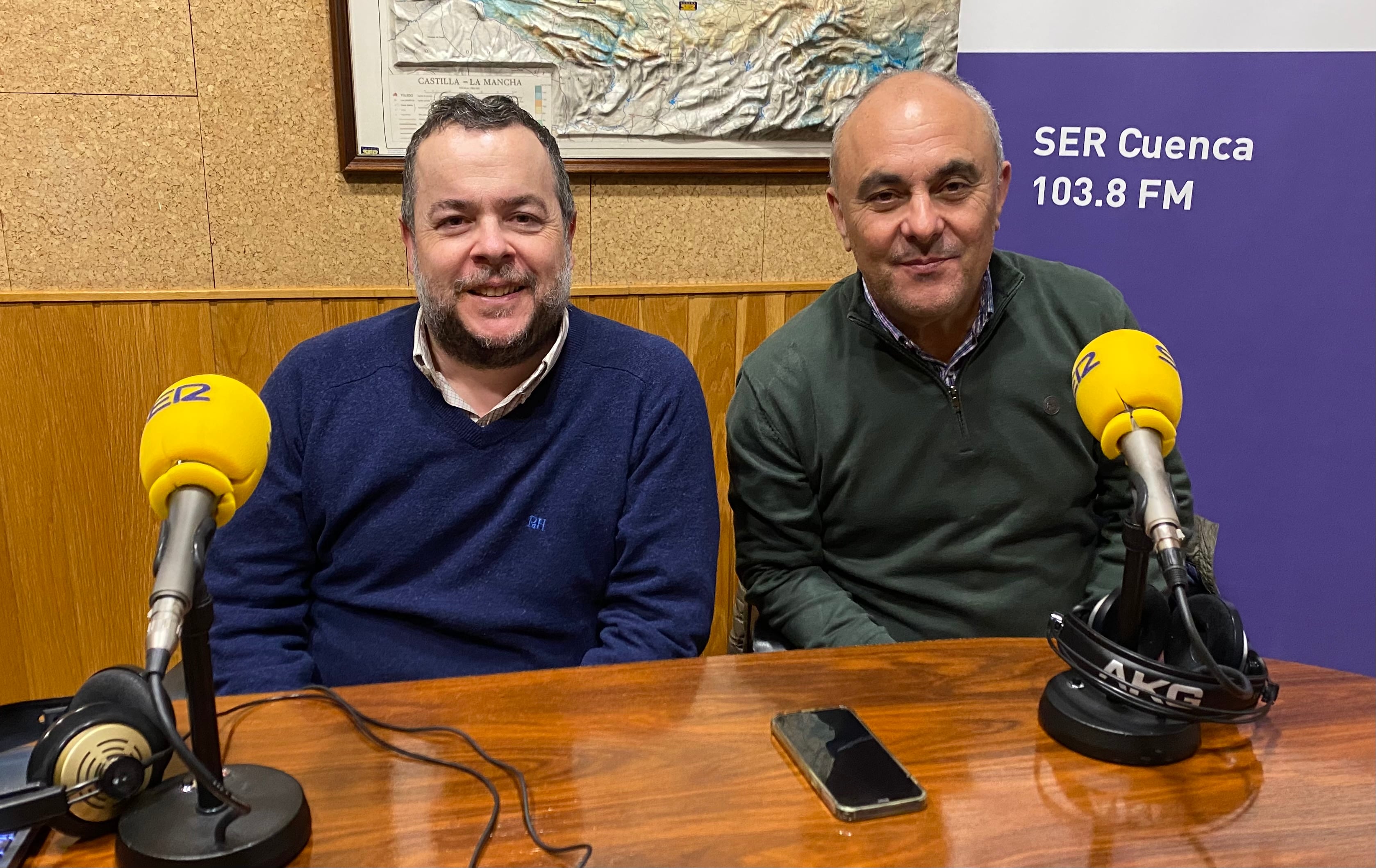 Jorge Monedero y el pintor Calo Carratalá en el estudio de SER Cuenca.