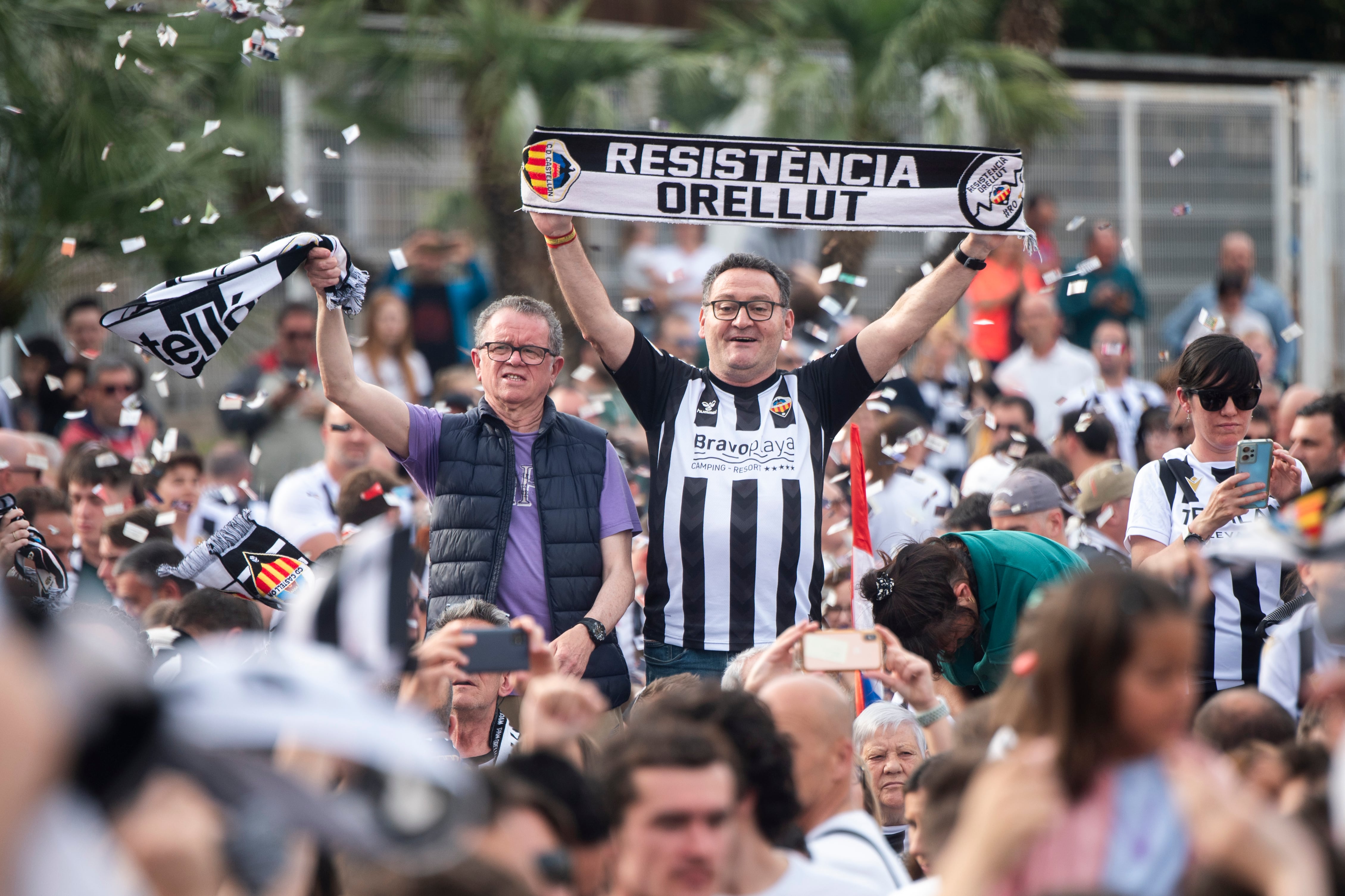 CASTELLÓN DE LA PLANA, 05/05/2024. Aficionados celebran en las inmediaciones del estacio Castalia, el ascenso del CD Castellón a la segunda división del fútbol español, este domingo .  EFE/ Andreu Esteban
