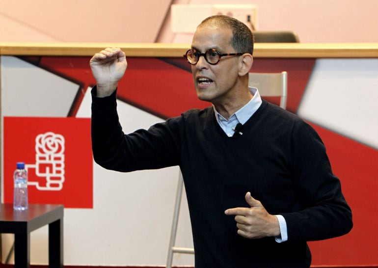 GRA068. ZARAGOZA, 11/01/2015.- El secretario de Movimientos Sociales del PSOE, Pedro Zerolo, durante su intervención en la Asamblea Abierta que ha tenido lugar hoy, en Zaragoza, en la que ha defendido las políticas publicas, porque actúan contra la desigualdad y la discriminación, y ha vaticinado que su partido ganará las elecciones. EFE/Javier Belver