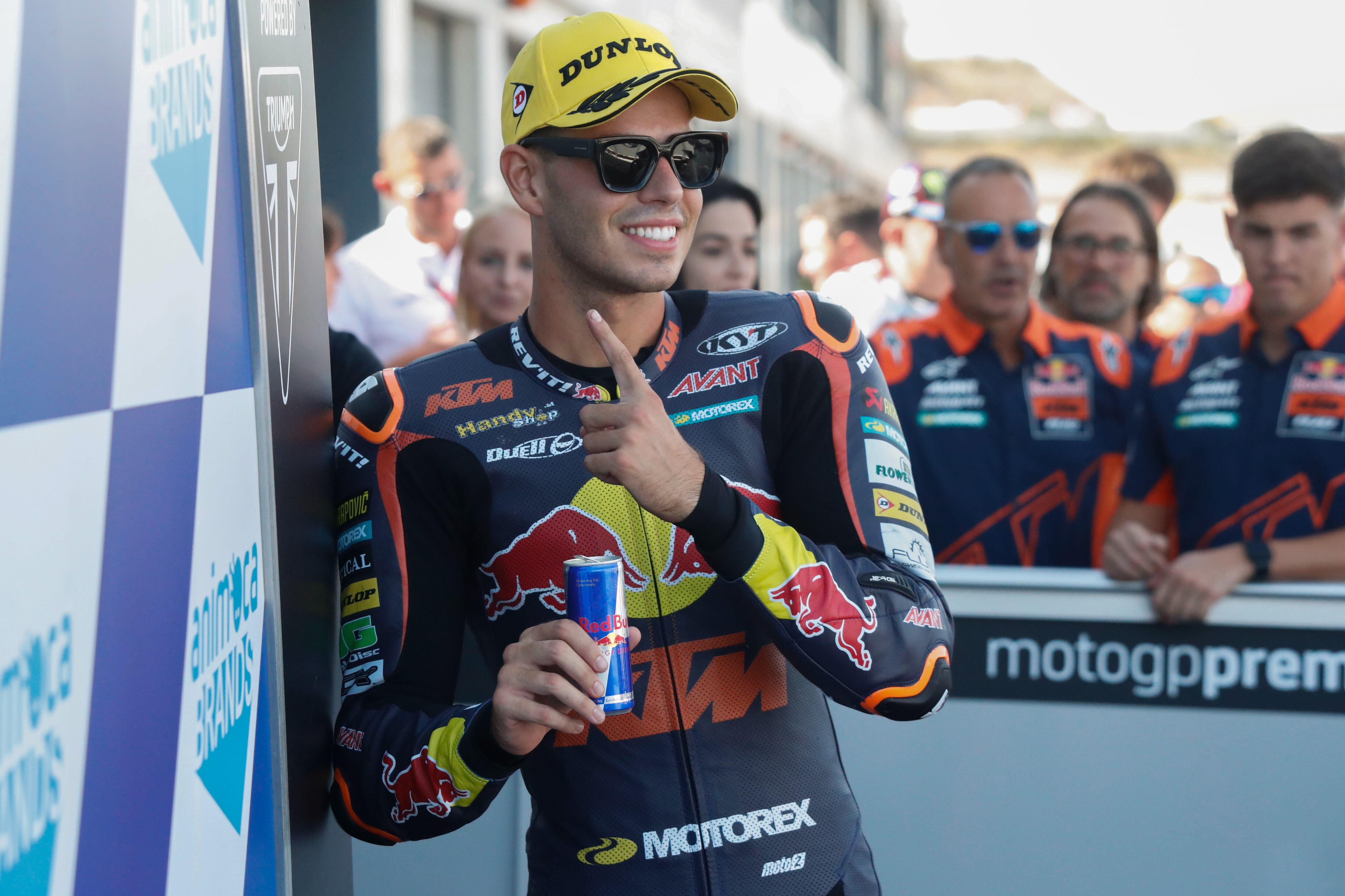 ALCAÑIZ (TERUEL), 17/09/2022.-El piloto de Moto2 Augusto Fernández, celebra su pole tras la segunda carrera clasificatoria del Gran Premio Animoca Brands de Aragón, este sábado en el circuito turolense de de Motorland Alcañiz. EFE/Javier Cebollada
