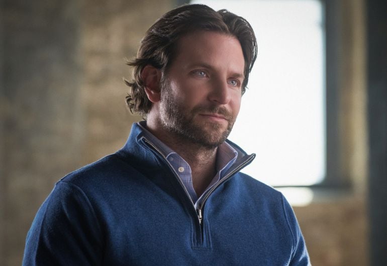 Bradley Cooper, que protagonizó la película, participa en la serie dando vida al senador Morra