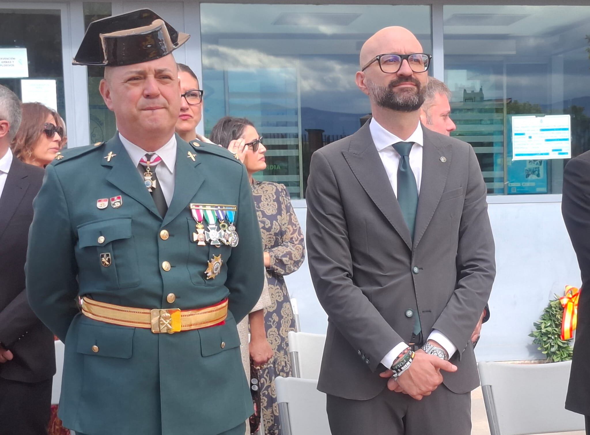 El subteniente Martín Garretas y el subdelegado de Gobierno en León, Héctor Aláiz