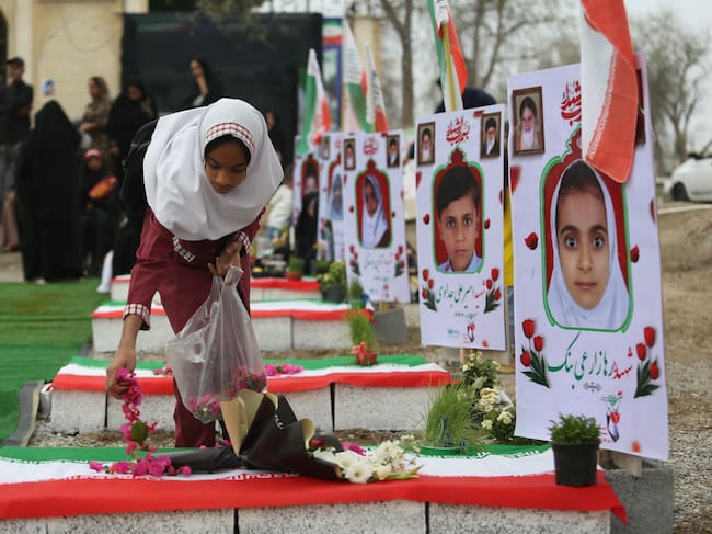 Memorial de recuerdo a las niñas asesinadas por el ataque contra la escuela de Minab