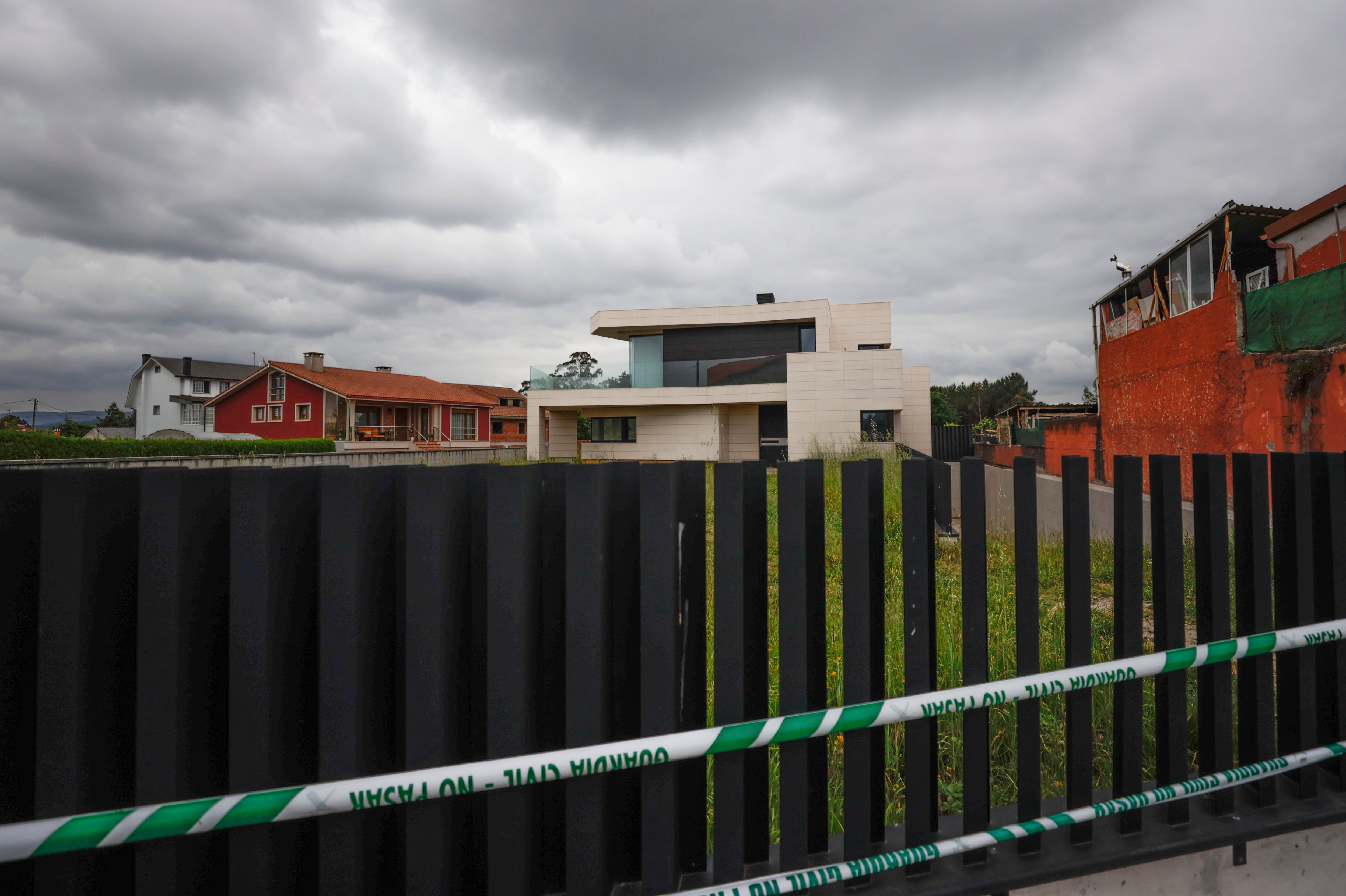 CARBALLO (A CORUÑA), 30/05/2022.- Vivienda del concello coruñés de Carballo en la que esta madrugada una mujer ha sido brutalmente agredida por su marido, el cual se encuentra detenido tras entregarse en el cuartel de la Guardia Civil de Lonzas, en la ciudad de A Coruña. EFE/Cabalar
