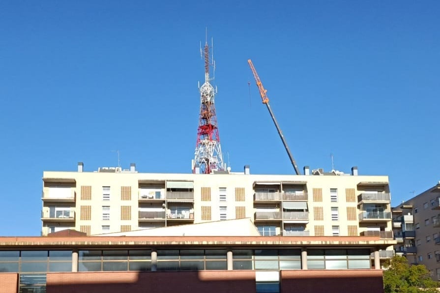 Antena en Beniferri (València) que los vecinos reclaman retirar.