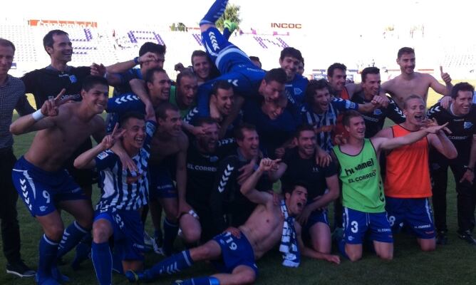 La plantilla del Alavés celebra la permanencia en el campo de la Nueva Victoria