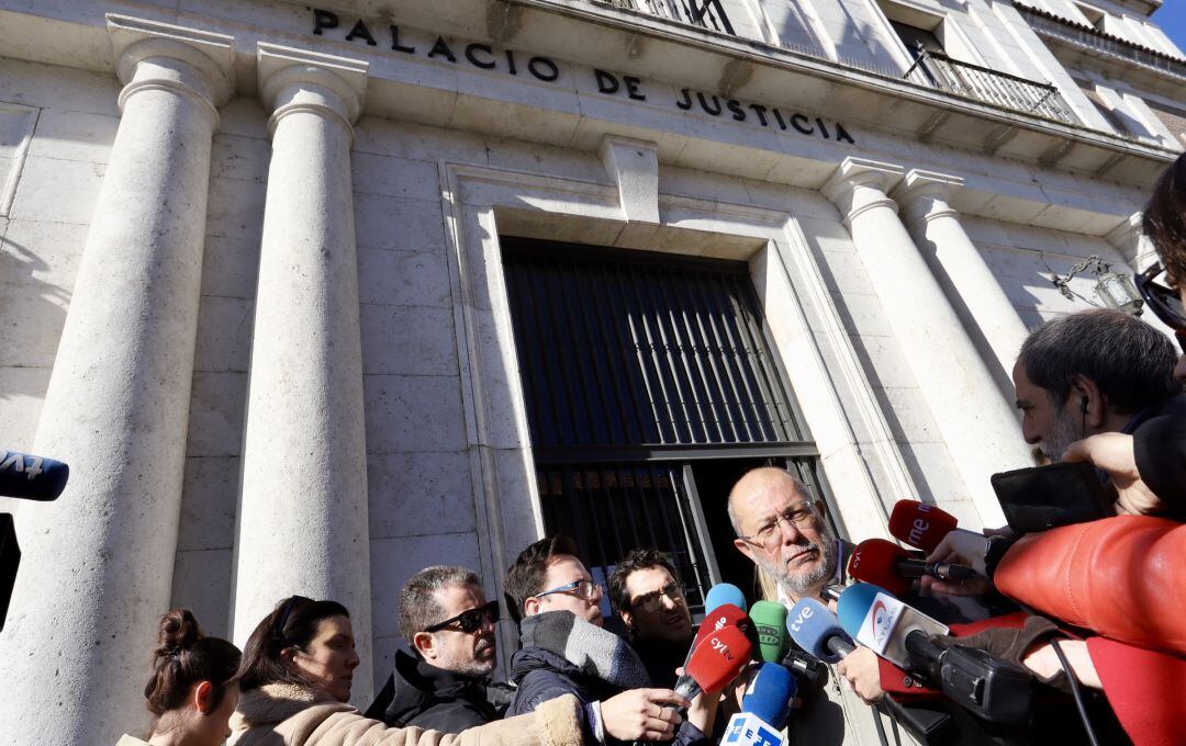 Francisco Igea atiende a los medios ante el edificio de la Audiencia Provincial