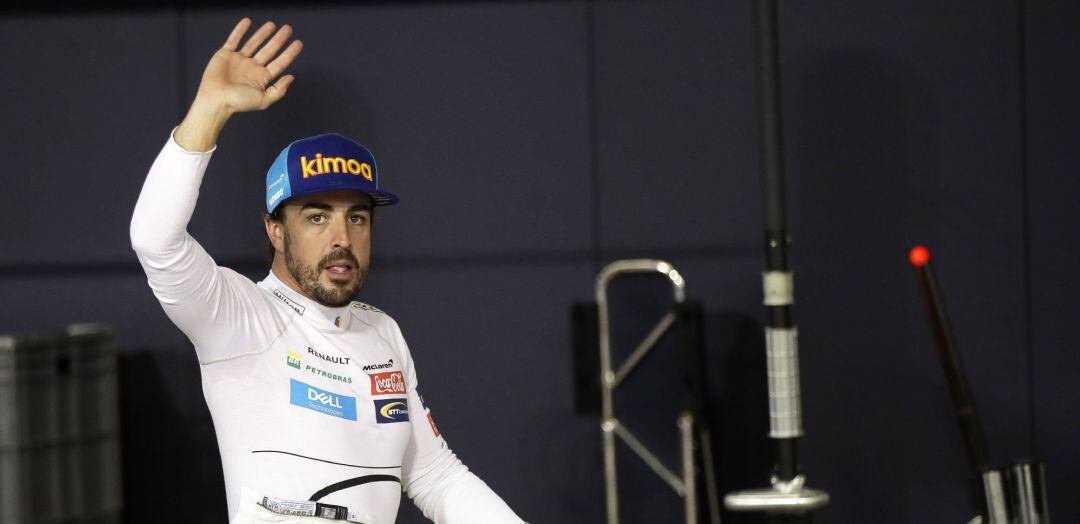 Fernando Alonso hace un gesto con la mano en el &#039;paddock&#039; de Abu Dhabi