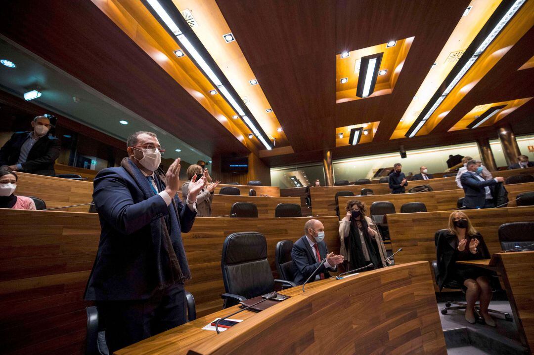 El presidente del Principado, Adrián Barbón, aplaude tras la aprobación de las cuentas.