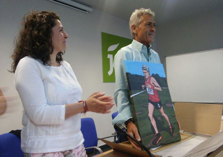 La concejal de deportes Mariola Viedma y el monitor del taller, Antonio López en la clausura del taller de running para mujeres