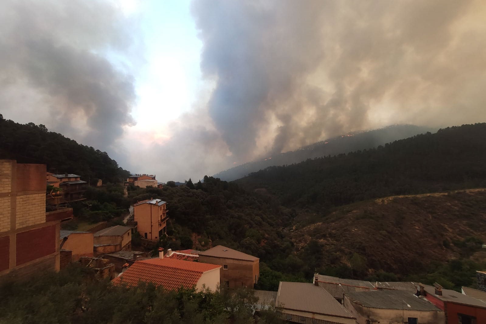 CÁCERES, 11/07/2022.- Ladrillar, una de las tres poblaciones que hasta el momento han sido evacuadas en un incendio forestal de nivel 2 en la comarca cacereña de Las Hurdes, este lunes. El incendio forestal declarado este lunes en la comarca cacereña de Las Hurdes ha obligado a evacuar de manera preventiva a los cerca de 200 vecinos de Cabezo y Ladrillar, según el Centro de Atención de Urgencias y Emergencias 112 de Extremadura. EFE/EDUARDO PALOMO
