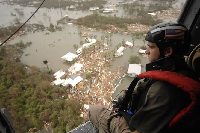 Los equipos de rescate rastrean la ciudad de Galveston en busca de personas atrapadas