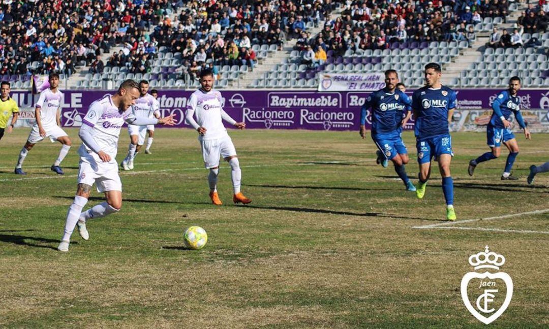 Un momento del partido que ha enfrentado al Real Jaén con el Linares Deportivo.