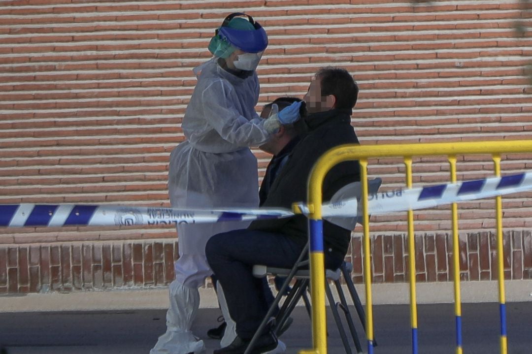 Una sanitaria le realiza a un trabajador de servicios esenciales uno de los test rápidos de coronavirus que ha adquirido el Ayuntamiento de la capital para preservar la salud de los trabajadores más expuestos como son Sanitarios, Policía Municipal, trabajadores del SAMUR y bomberos. 