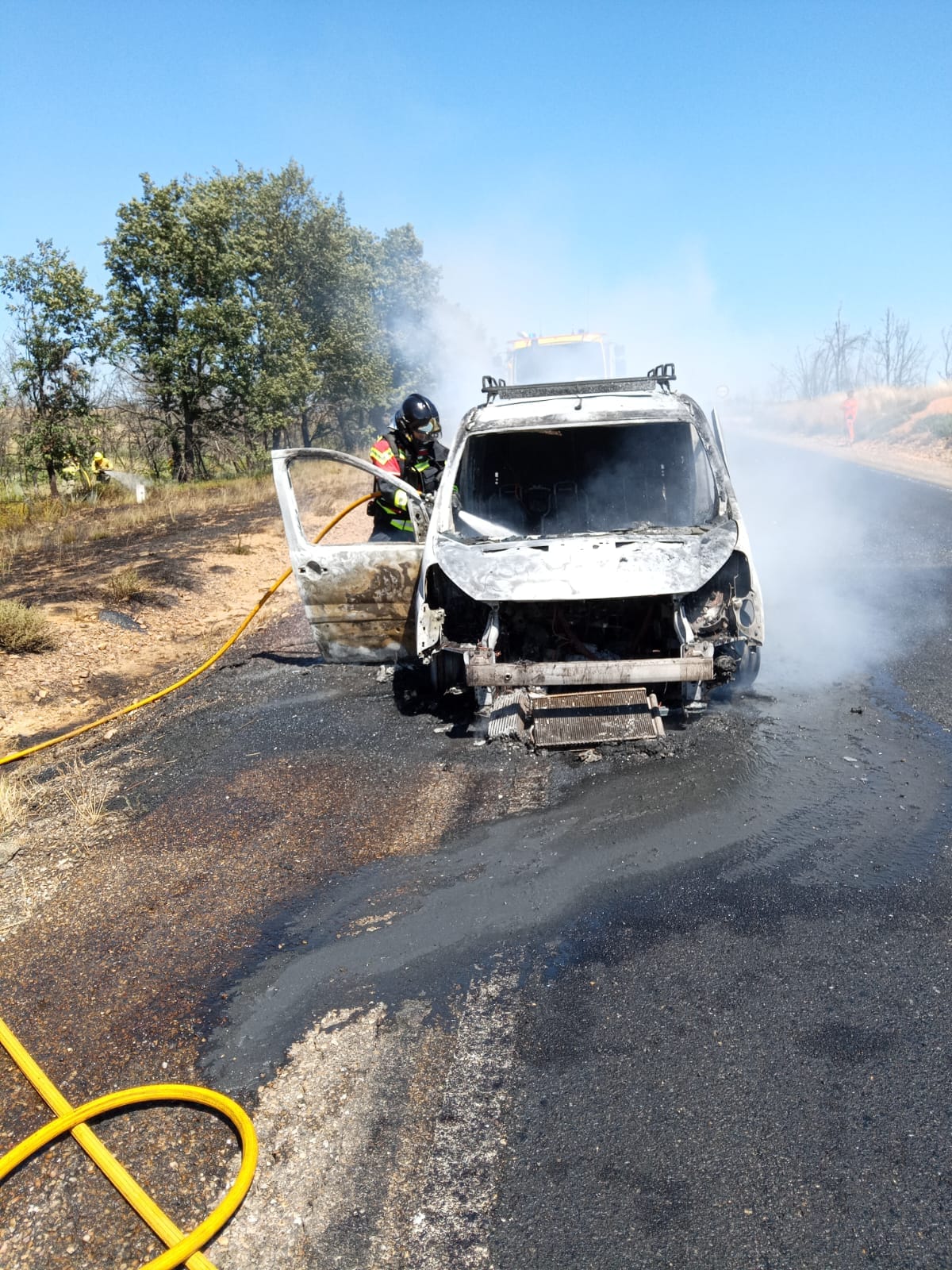 Incendio de una furgoneta en la N-631