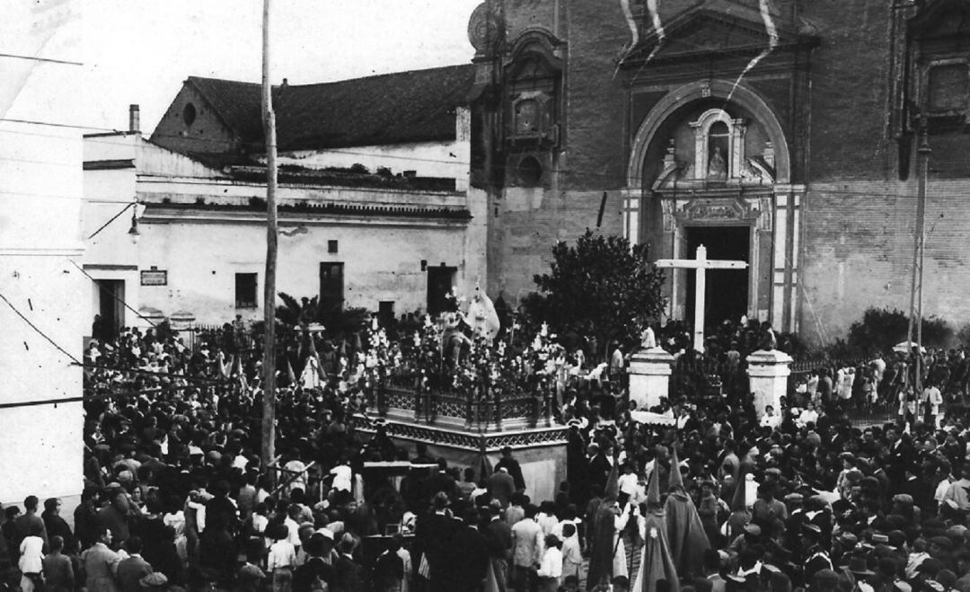 Imagen de archivo de la cofradía de la Estrella saliendo desde la Parroquia de San Jacinto