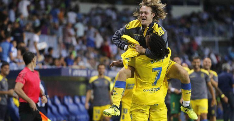 Halilovic y Remy celebran el tercer tanto en La Rosaleda