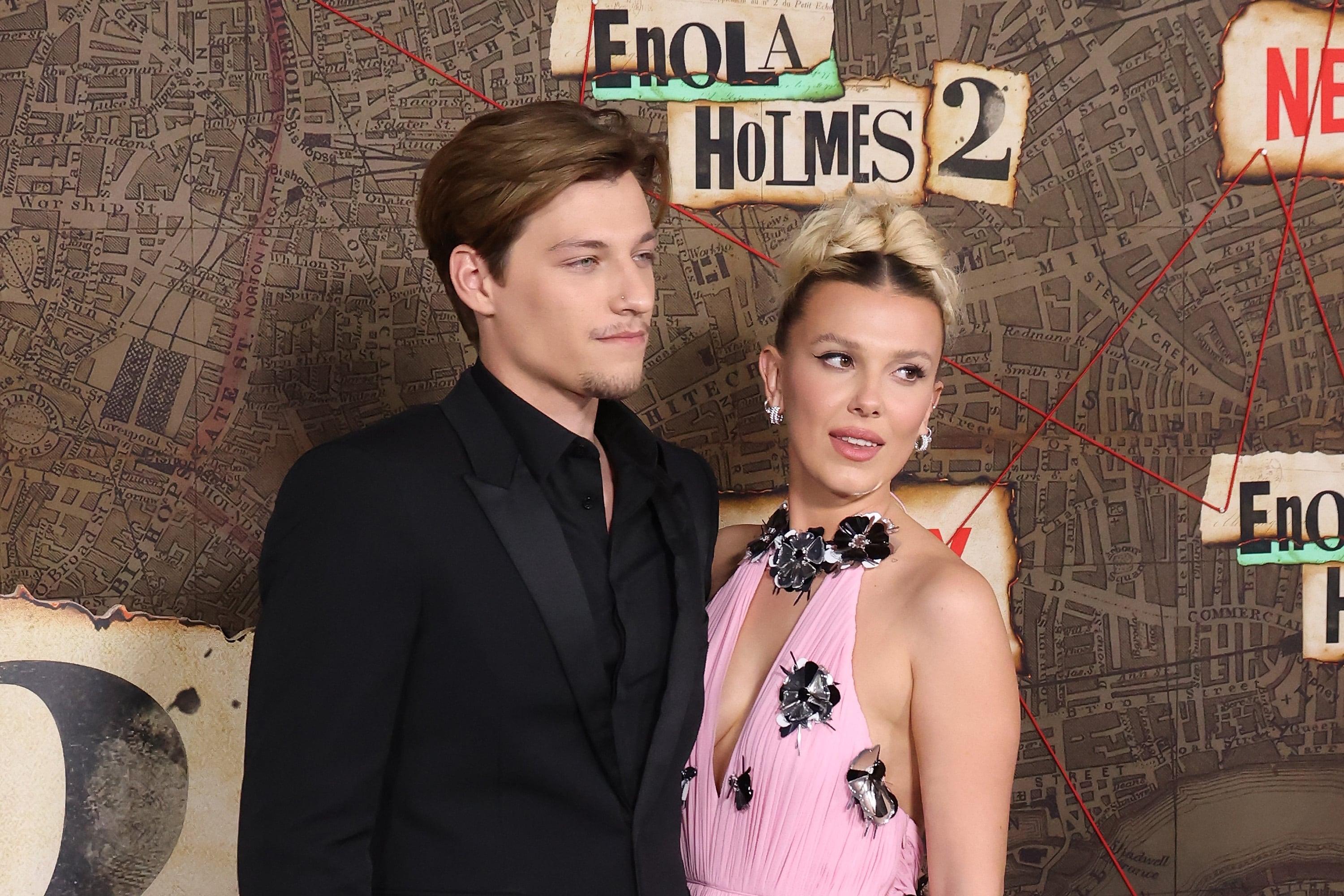 Jake Bongiovi y Millie Bobby Brown en el estreno de la película &#039;Enola Holmes 2&#039; en Nueva York, en octubre de 2022.