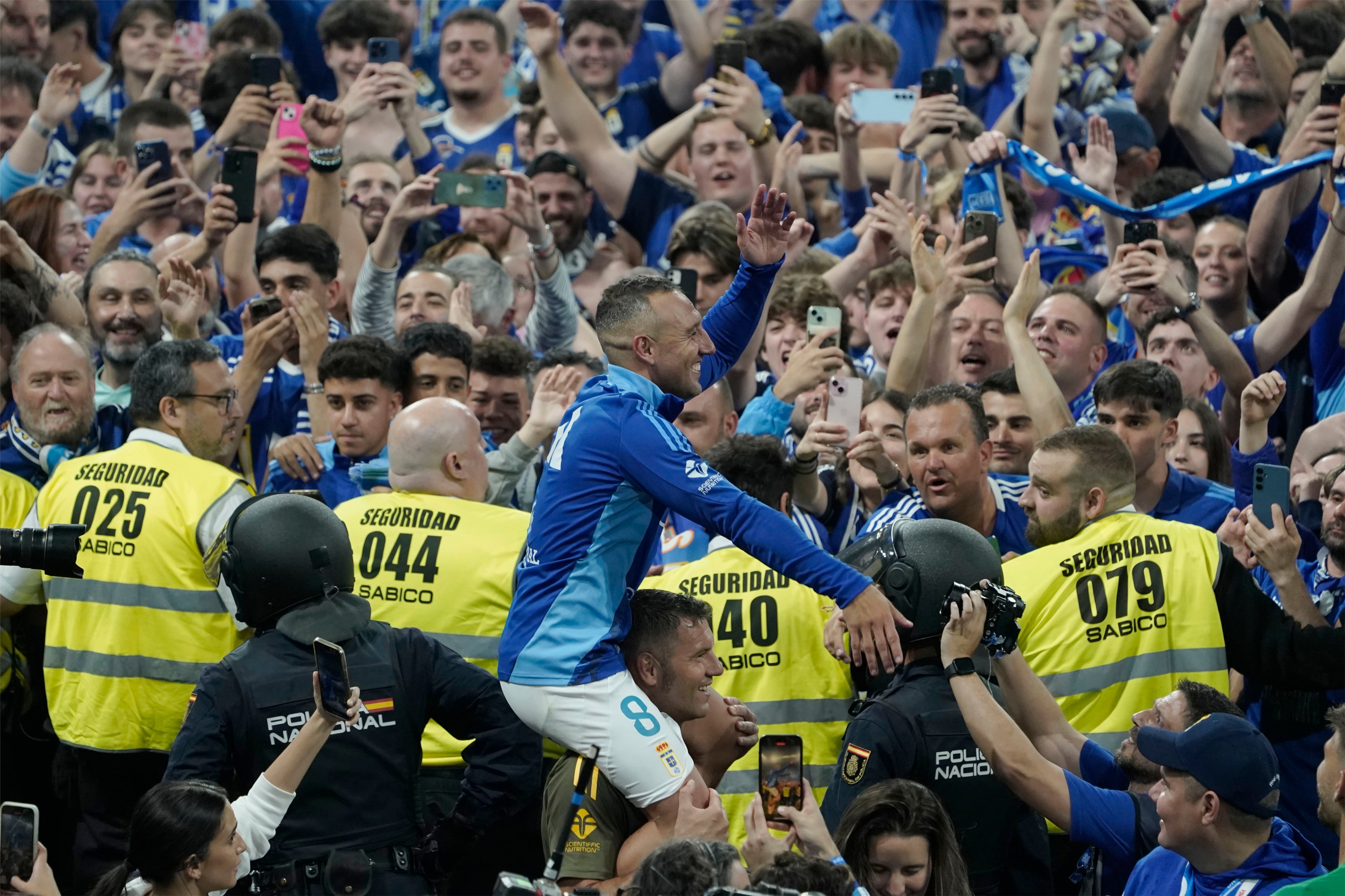 Santi Cazorla celebra el ascenso del Real Oviedo a Primera División