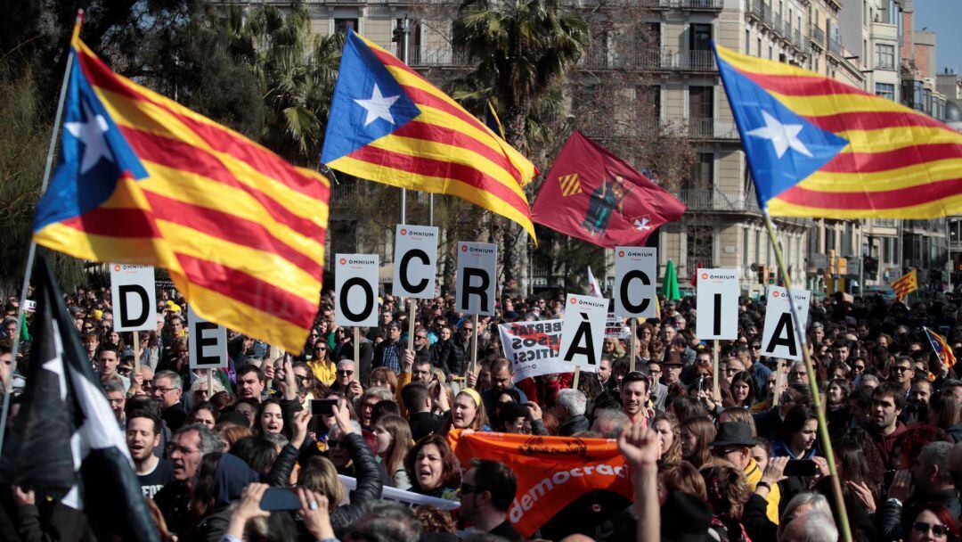 Manifestación en la plaza de la Universitat de Barcelona el 21 de febrero