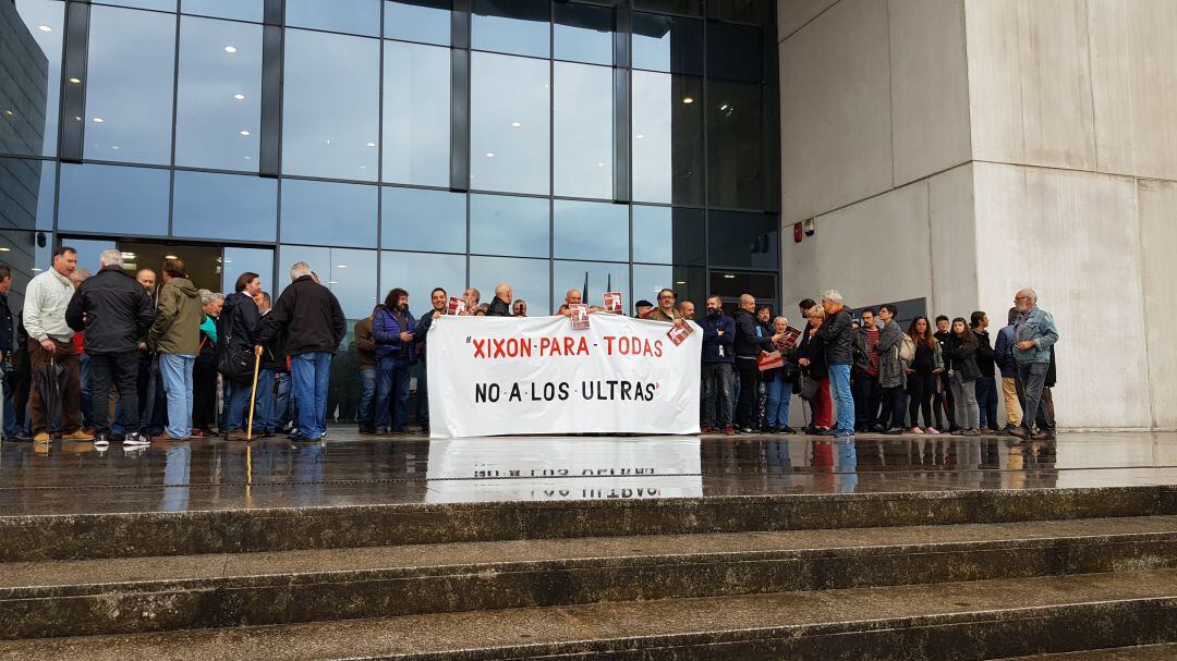 Decenas de personas se concentraron a las puertas del juzgado para condenar la violencia ultra. 