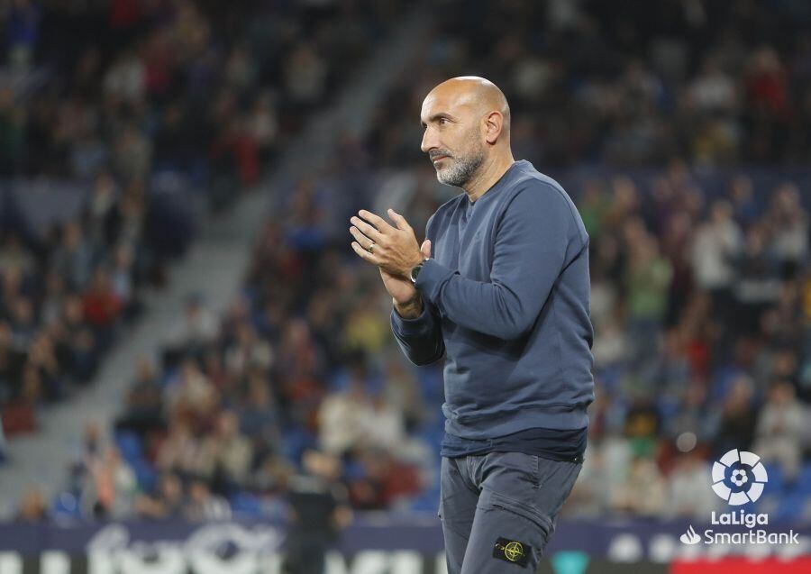 Abelardo aplaude durante el partido Levante - Sporting.