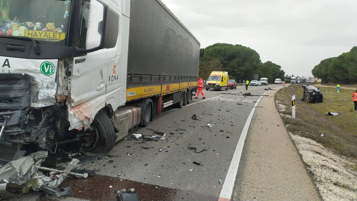 Un fallecido al colisionar un coche y un camión en la N-122 en Sardón de Duero