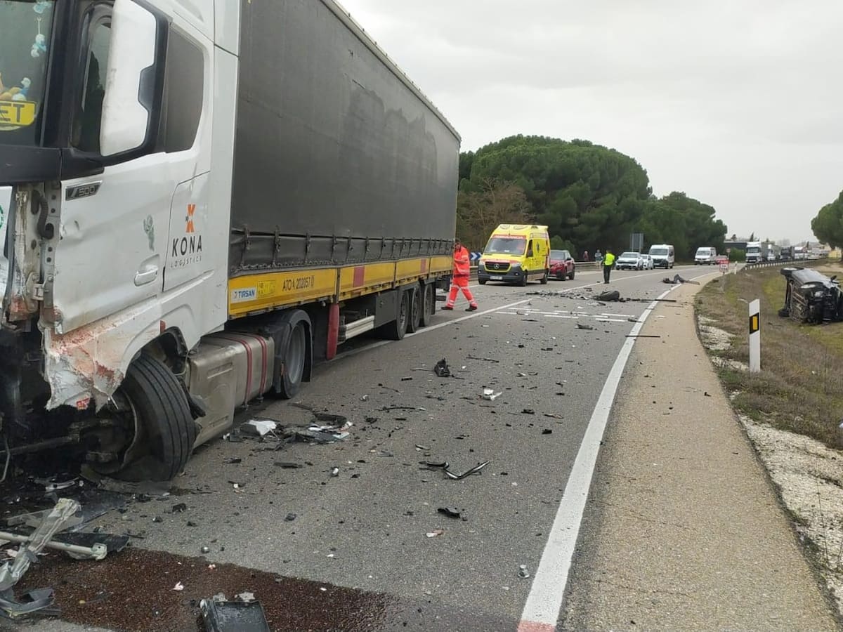 Un fallecido al colisionar un coche y un camión en la N-122 en Sardón de Duero