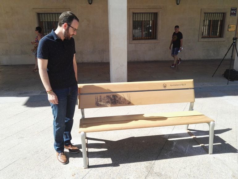 El concejal, Héctor Díez, y uno de los nuevos bancos
