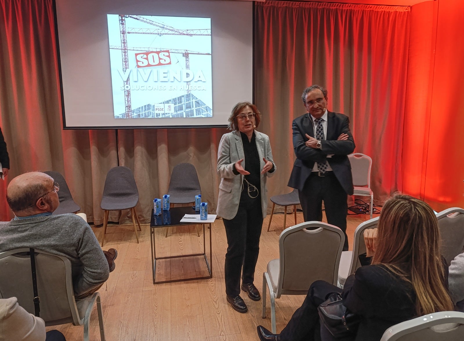 Ana Porta, Javier Caudillo y Pedro Lafuente de espaldas, en el encuentro sobre vivienda