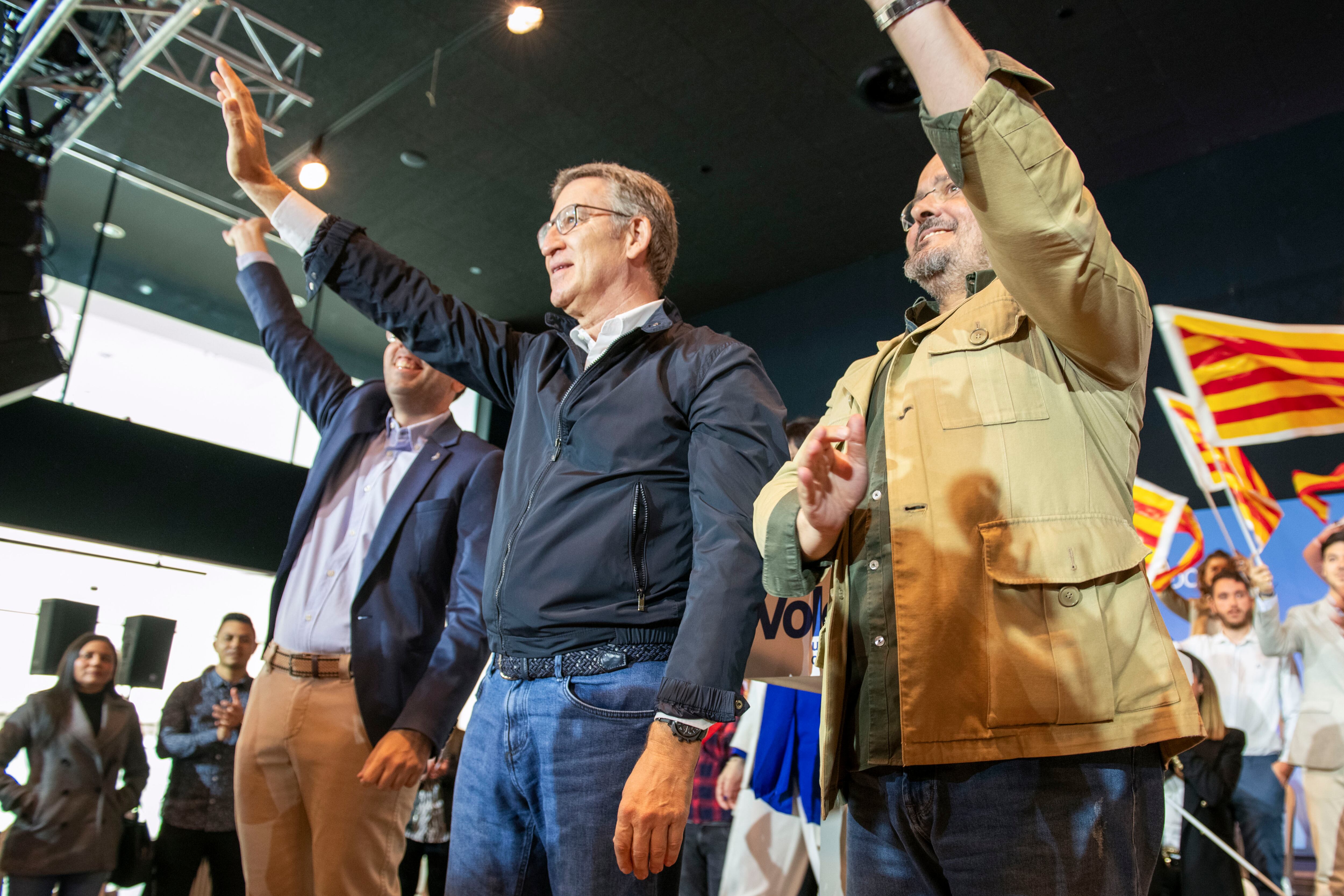 LLEIDA, 28/04/2024.- El presidente del PP, Alberto Núñez Feijóo (c), y el candidato del partido a la Generalitat, Alejandro Fernández (d), entre otros dirigentes, durante un mitin de campaña celebrado este domingo en Lleida. EFE/Álex López