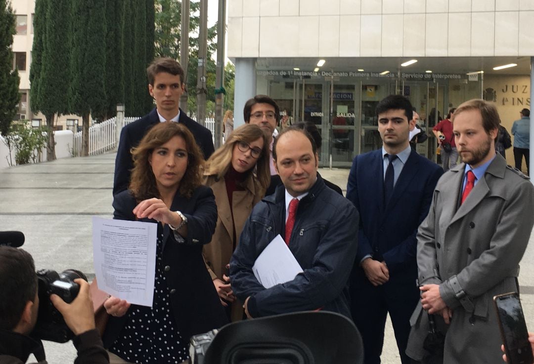 Representantes de OCU momentos antes de presentar la demanda contra Facebook en los juzgados de Plaza de Castilla 