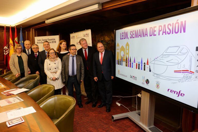 Representantes del Ayuntamiento, la junta Mayor de la Semana Santa y Renfe durate la presentación del acuerdo
