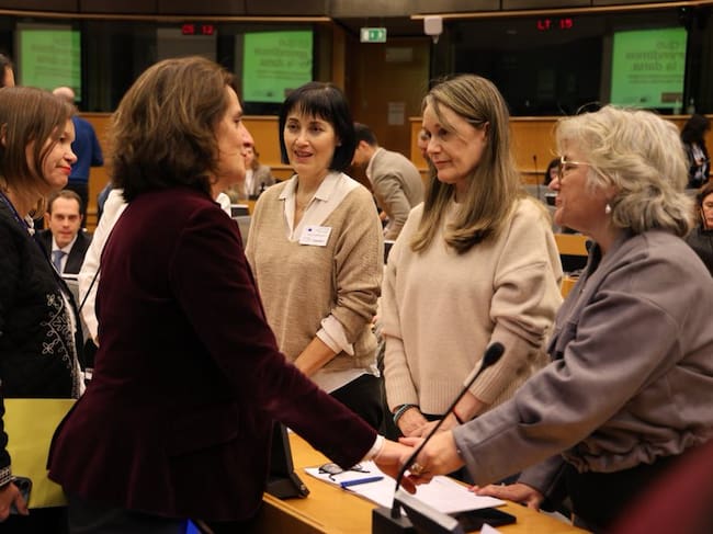 Teresa Ribera saluda a las víctimas de la DANA