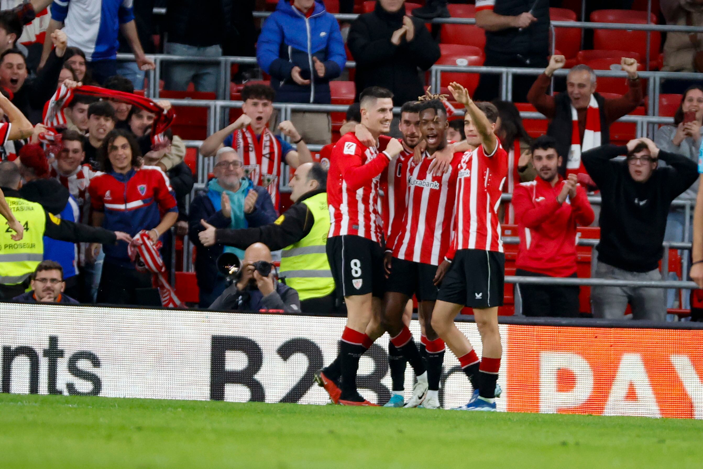 Nico Williams celebra con sus compañeros tras anotar el segundo gol de su equipo ante el Atlético de Madrid