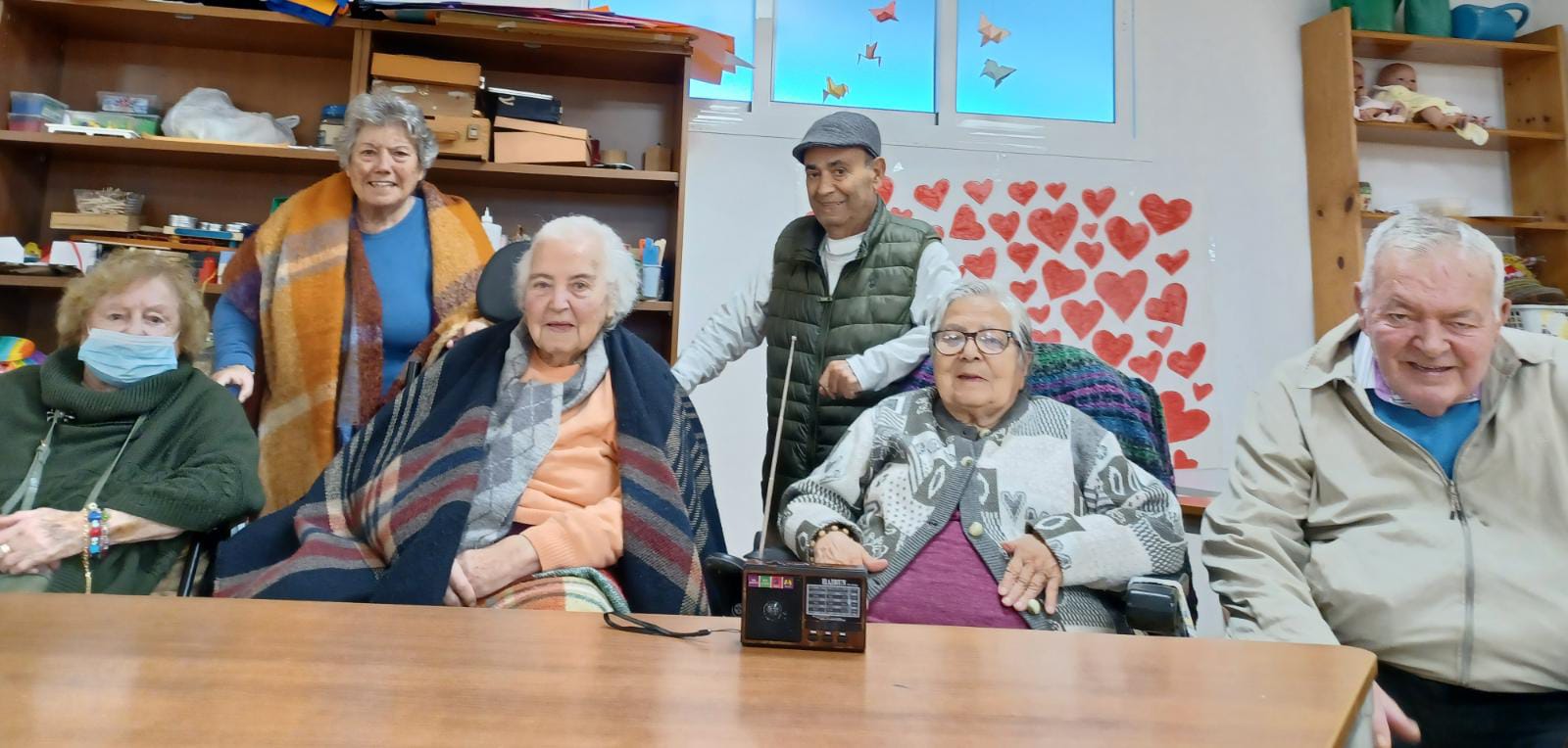 Varios residentes en el hogar de Cruz Roja de San Fernando celebran el Día Mundial de la Radio