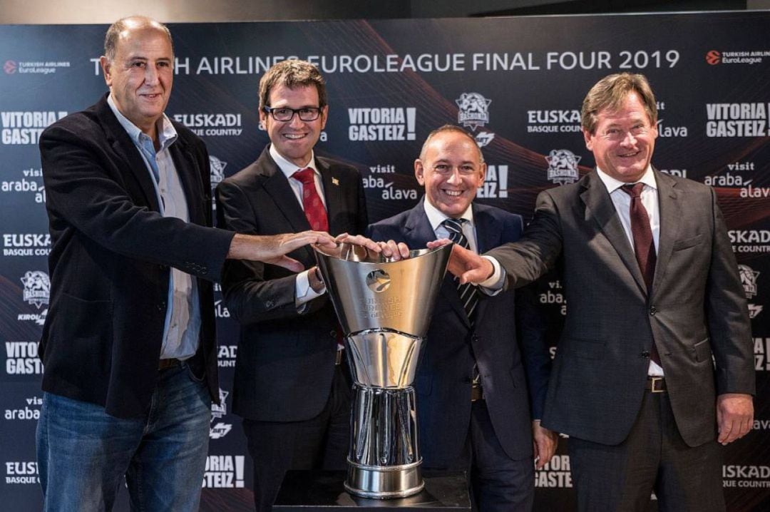 El consejero de Deportes, el alcalde de Vitoria, el diputado general y el presidente de Saski Baskonia, durante un evento de presentación de la Final Four de Vitoria