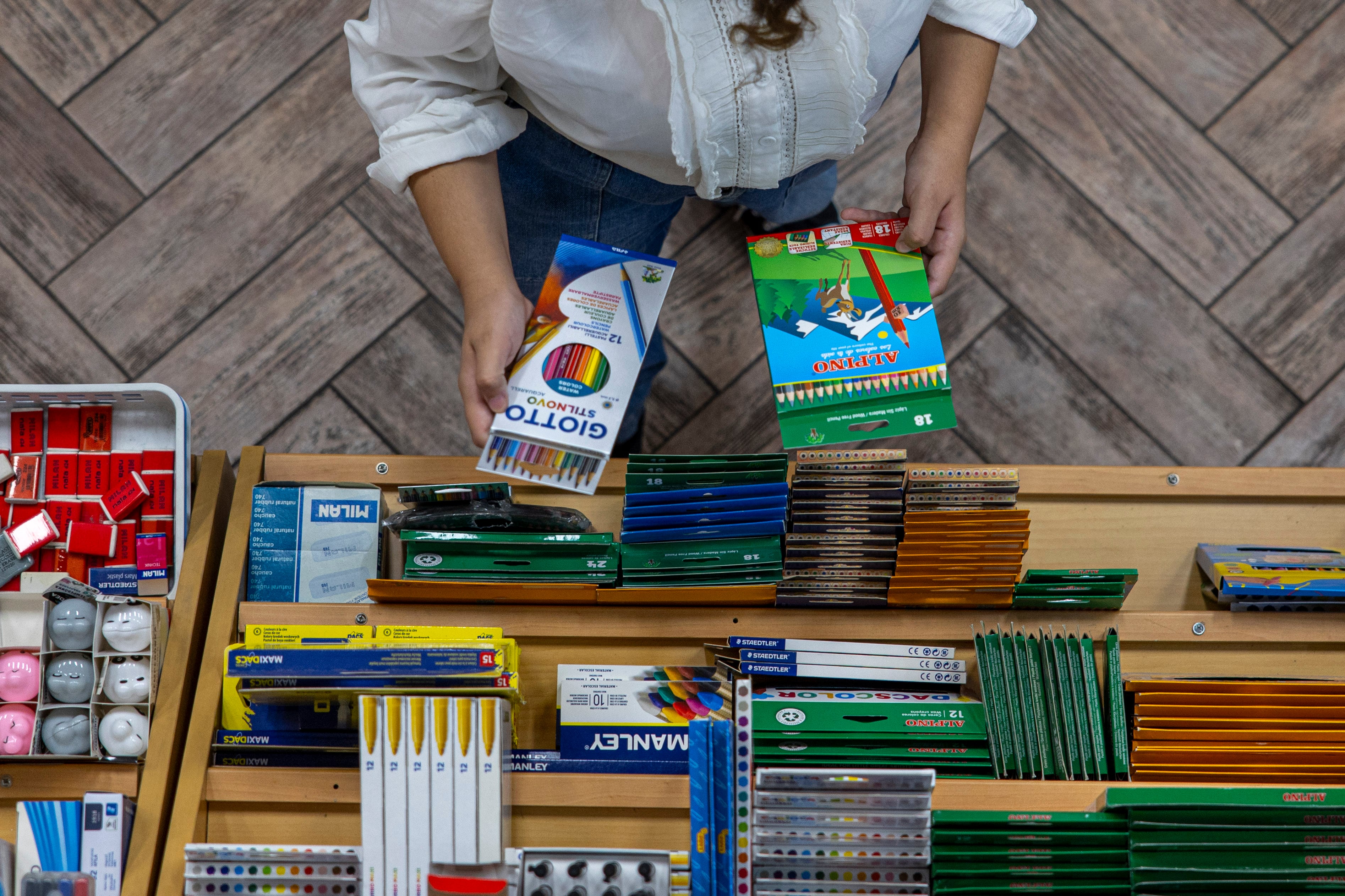 Material escolar a la venta en una librería de Madrid, imagen de archivo. EFE/ Daniel Gonzalez