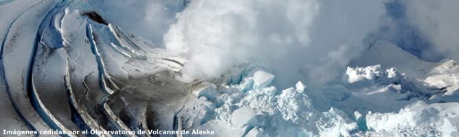 El volcán Monte Redoubt con un glaciar en su cara norte, ha reanudado su actividad en los últimos días dificultando el tráfico aéreo en Alaska