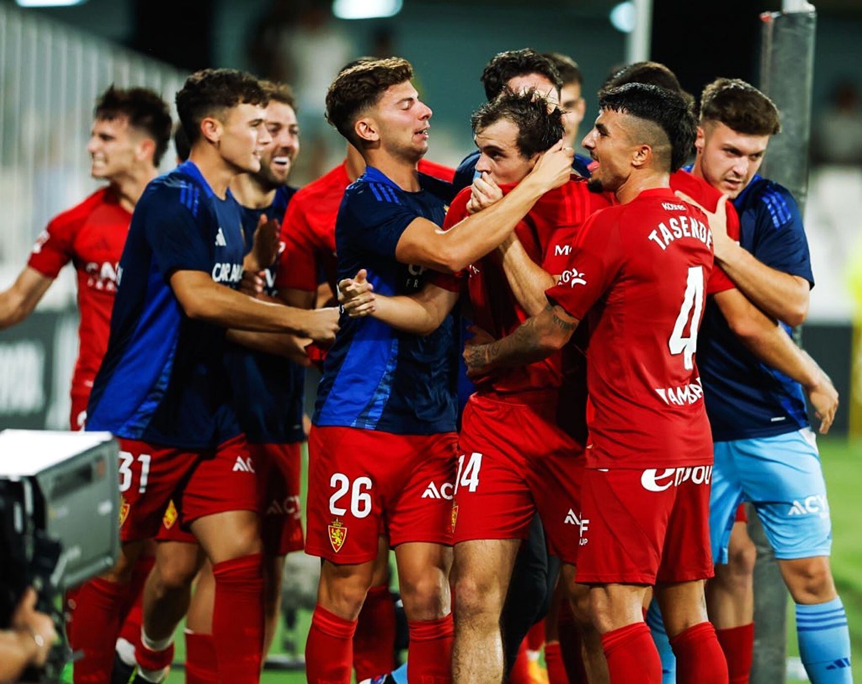 Los jugadores del Real Zaragoza celebrando la victoria en Cartagena.