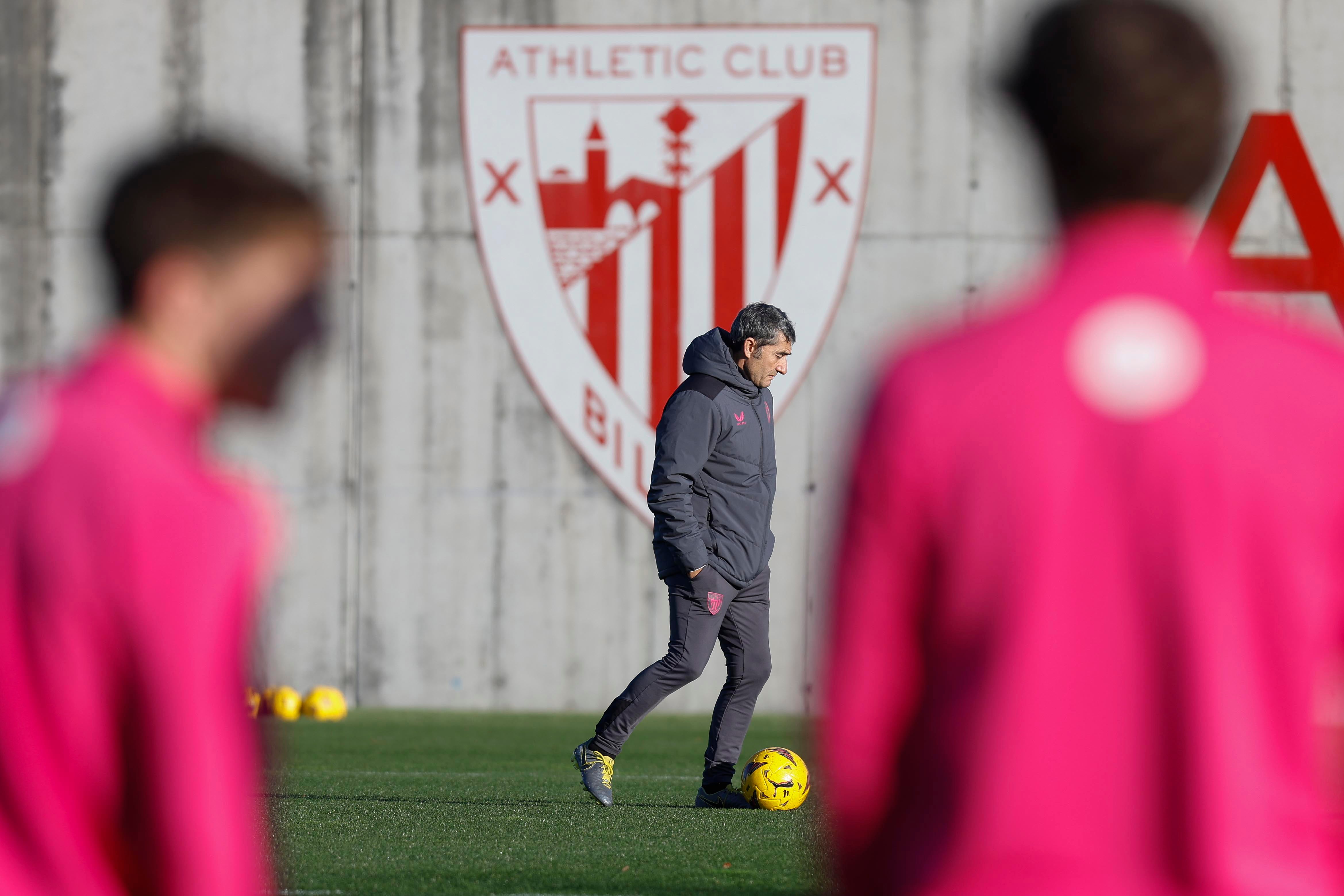 El entrenador del Athletic de Bilbao, Ernesto Valverde, supervisa un entrenamiento. EFE/Miguel Toña