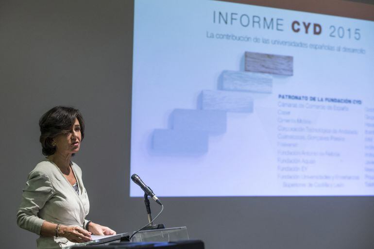 La presidenta de la Fundación CYD, Ana Botín, durante el acto de presentación institucional del Informe de Universidades este lunes en Madrid. 
