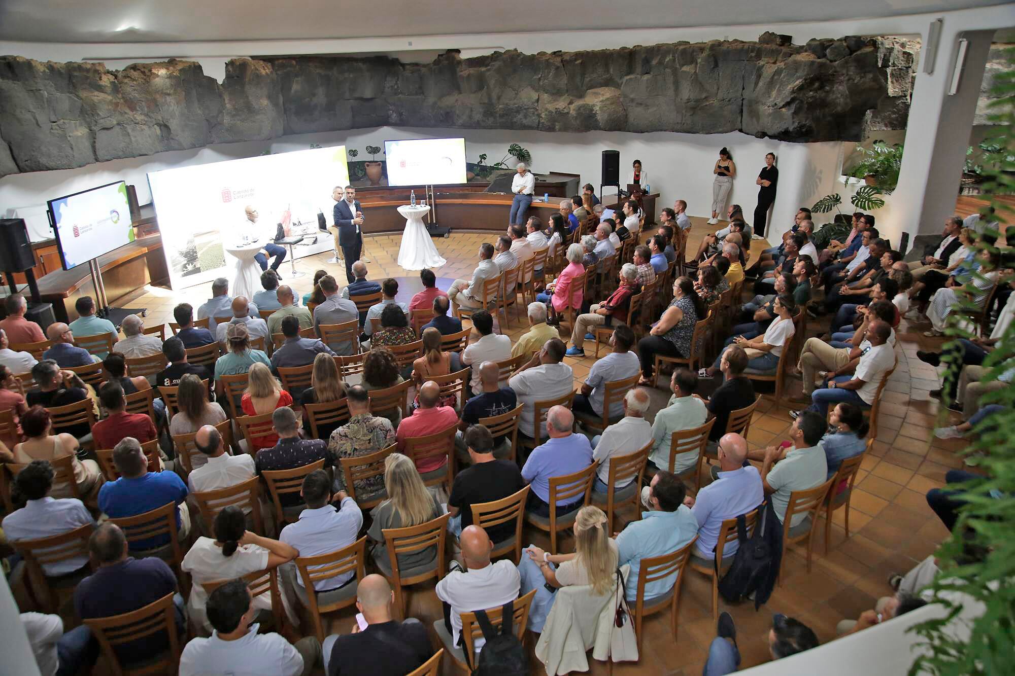 Reunión entre el Cabildo de Lanzarote y el sector enogastronómico.