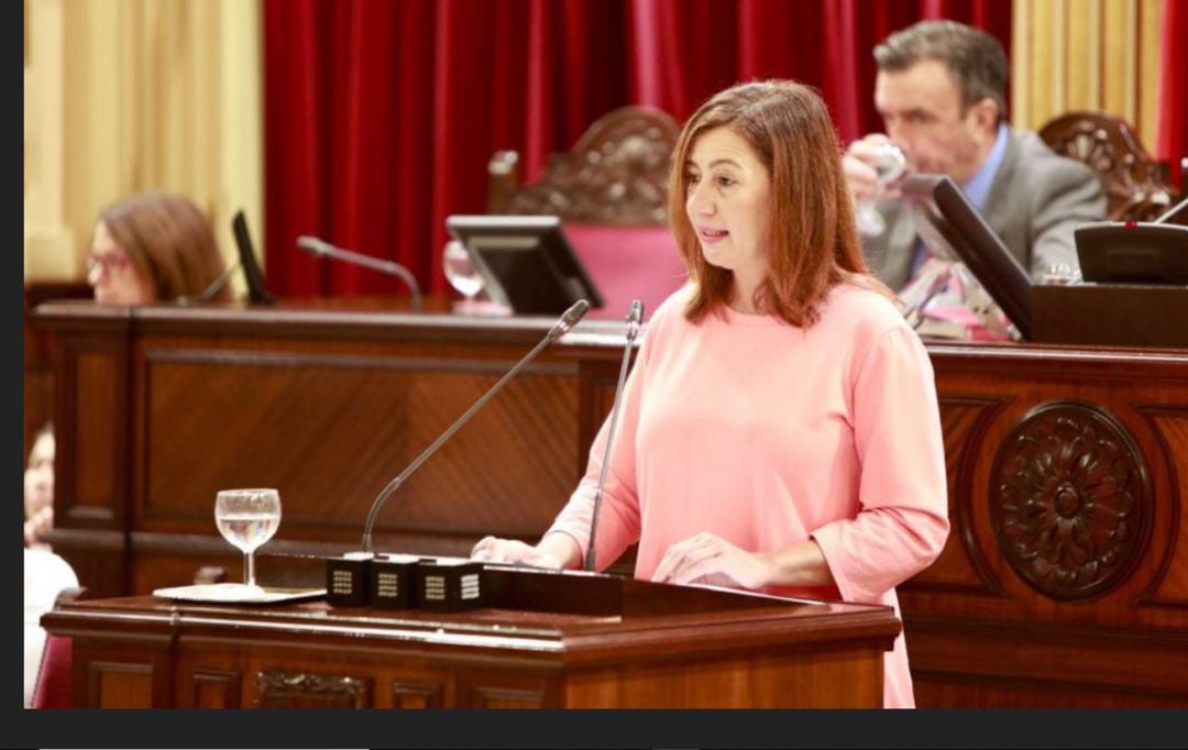 Armengol durante su discurso en el Parlament Balear