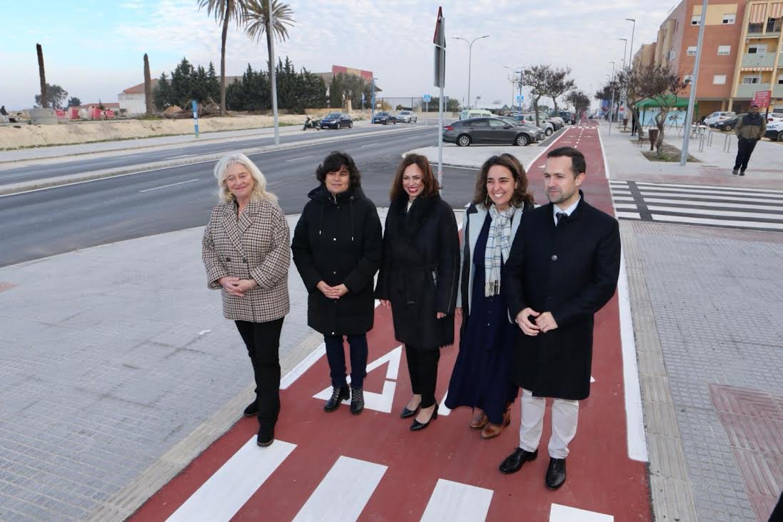 Autoridades el día de la inauguración del tramo de la carretera