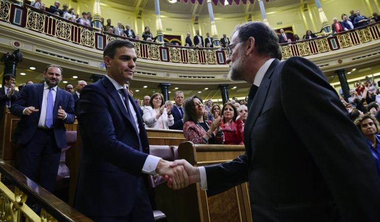 Pedro Sanchez se saluda con Mariano Rajoy.