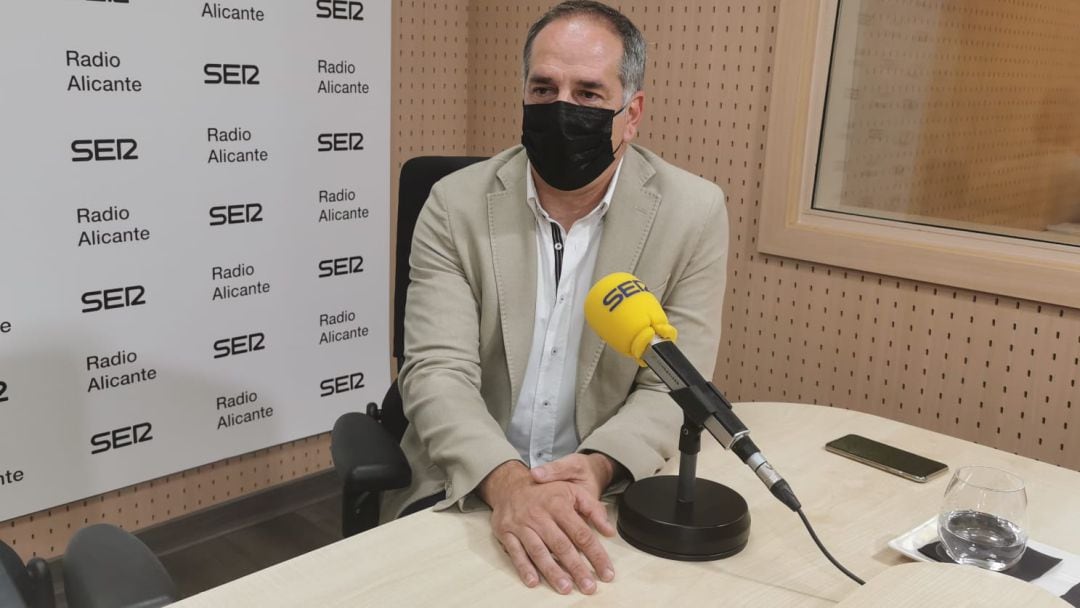 Santiago Román en una entrevista en Radio Alicante. Imagen de Archivo