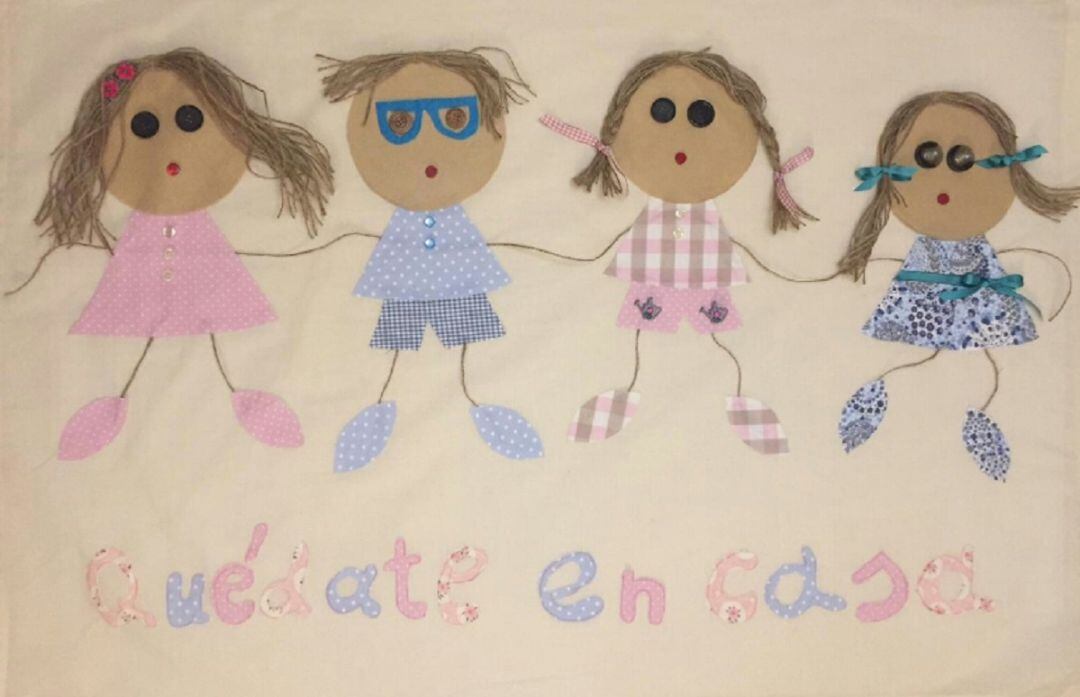 Detalle de la pancarta realizada por Pilar y su hija de 7 años