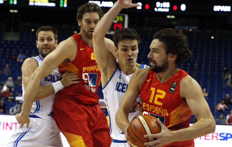 GRA431. BERLÍN (ALEMANIA), 09/09/2015.- El base de España Sergio Llull (d) con el balón ante los jugadores de Islandia Hördur Vilhjálmsson y Hlynur Baeringsson, y su compañero Pau Gasol, durante la cuarta jornada del grupo B del Europeo 2015, que disputan en Berlín. EFE/Juan Carlos Hidalgo