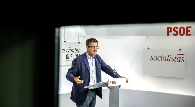 El secretario de Acción Política y Ciudadanía del PSOE, Patxi López, durante una rueda de prensa